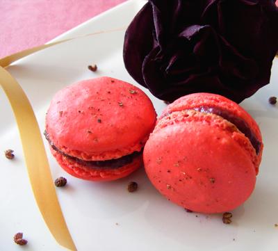 Macarons framboise, hibiscus, rose et poivre de Séchuan