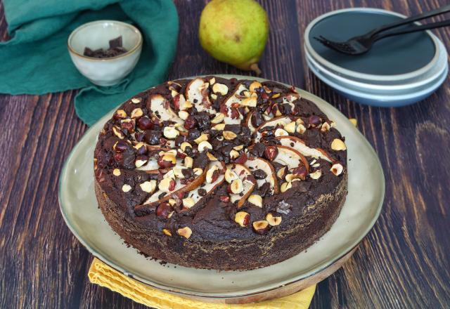 À la fois frais, gourmand, fondant : notre gâteau au chocolat, noisettes et poires à faire ce week-end