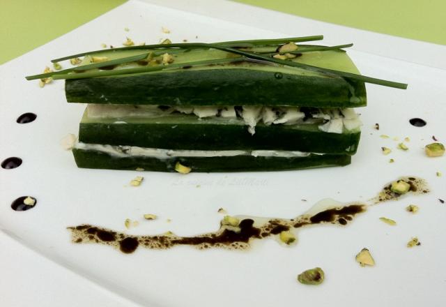 Millefeuille de concombre, roquefort écrasé et pistaches concassée