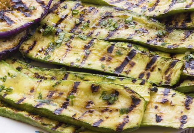 Courgettes grillées marinées comme un antipasti