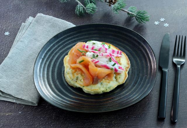 Pancakes aux herbes, crème fouettée et saumon fumé