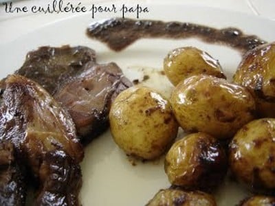 Gigot d'agneau en croûte de tapenade, pommes de terre confites