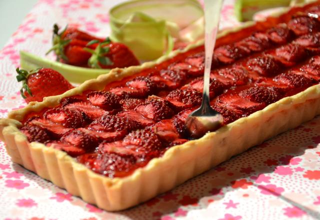 Tarte aux fraises, à la rhubarbe et à la bergamote