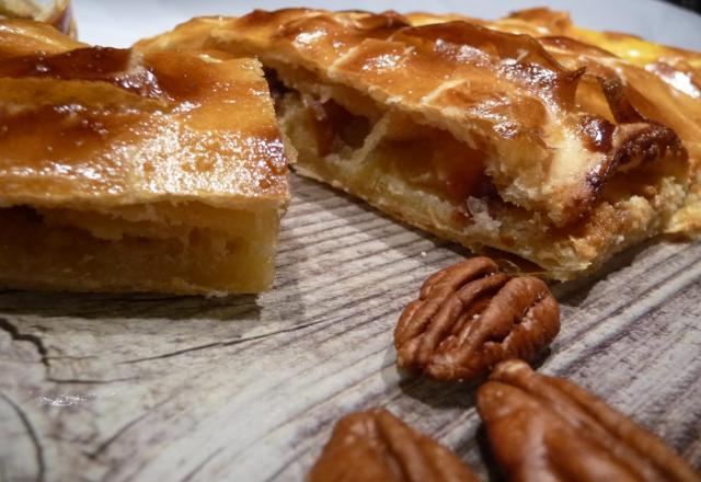 Galette des rois, pommes, caramel au beurre salé & noix de pécan