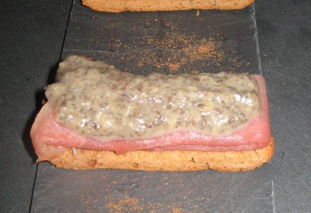 Canapé de pain d'épices, jambon des Ardennes, surmonté d'une purée de lentillons au champagne