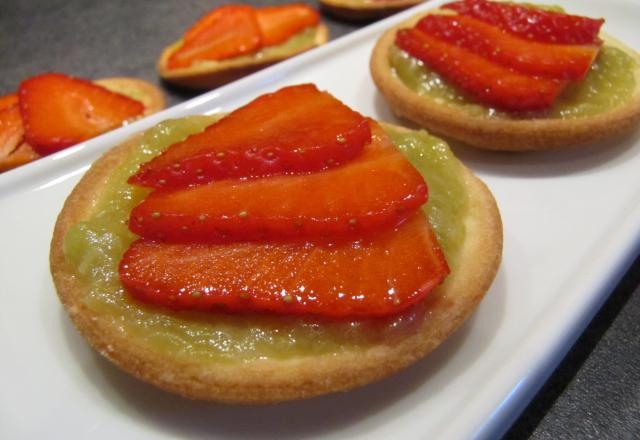 Tartelettes aux fraises sur lit de rhubarbe vanillée