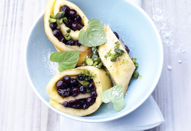 Rouleaux d'omelette sucrée aux myrtilles sauvages