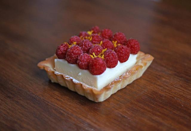 Tartelettes aux framboises et à la mousse au chocolat-citronnelle