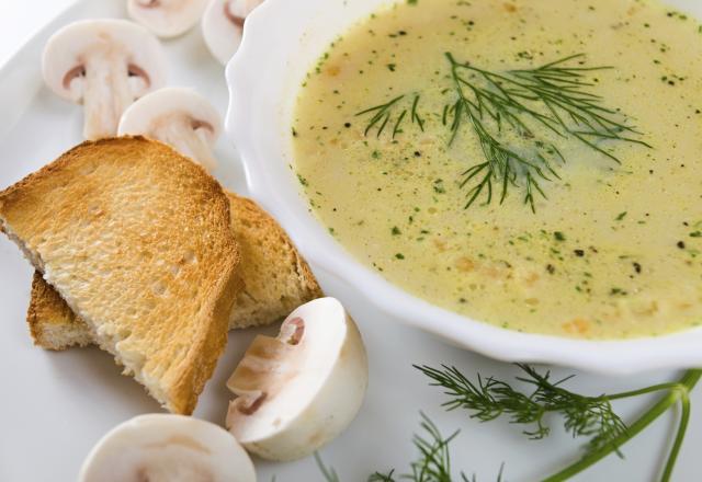 Soupe aux champignons de Paris et aneth