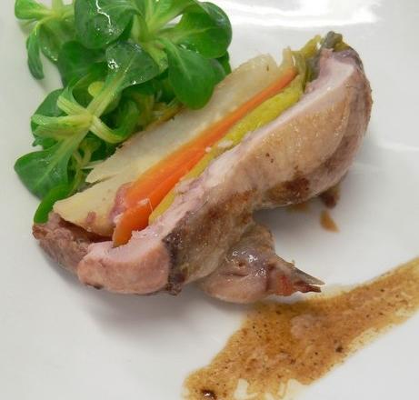 Caille farcie aux légumes rôtis, jus demi-gras