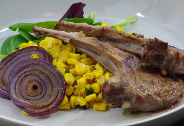 Côtelettes d'agneau marinées aux légumes grillés