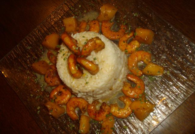 Gambas à la mangue et son dôme de riz sur un lit de lait de coco