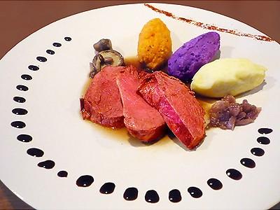 Filet de bœuf aux trois purées, garniture forestière et échalotes confites