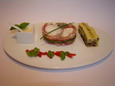 Ballotine de lotte farcie aux Pimientos del piquillo, petit mille-Feuille de légumes à la tapenade, et crème de basilic