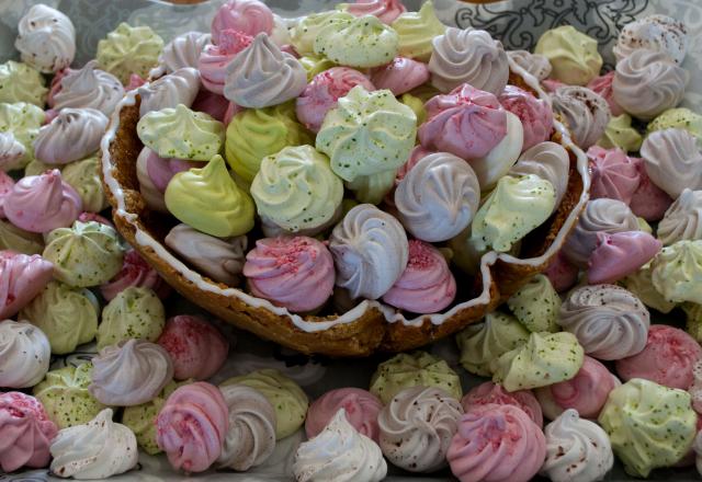 Assortiment de meringues colorées et aromatisées