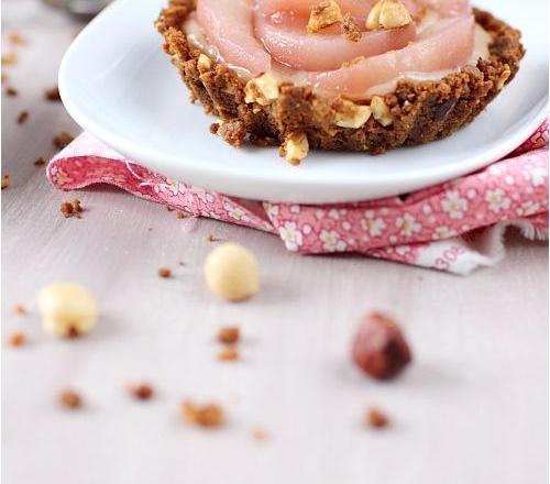 Tartelettes spéculoos, noisettes et poires pochées