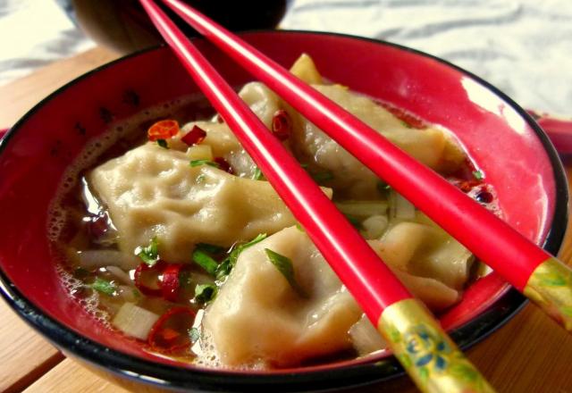 Soupe de raviolis wonton au magret de canard et au gingembre