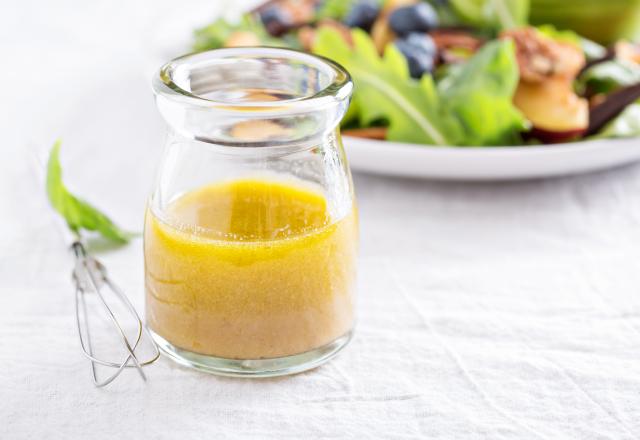 Voici la vinaigrette secrète de 750g pour donner du goût à n’importe quelle salade !