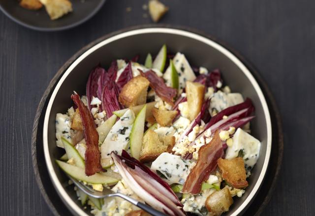 Salade d’endive rouge au Bresse Bleu, œuf dur et chips de lard