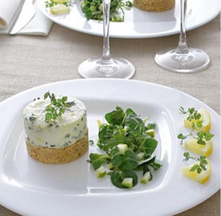 Cheesecake salé au chèvre et à la ciboulette et sa salade d'herbes