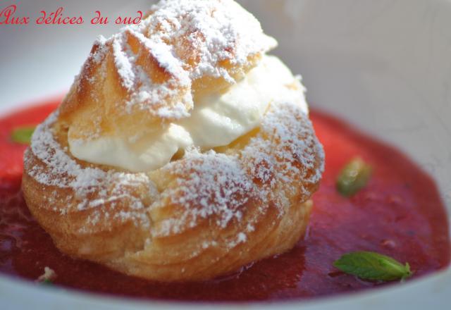 Choux chantilly mangue et coulis  de fraises