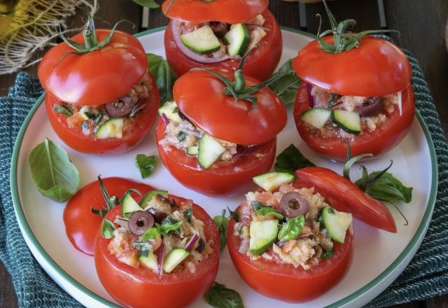 Pour la saison estivale, voici notre recette de tomates farcies sans cuisson pour faire le plein de fraîcheur !