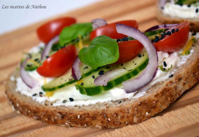 Bruschettas à la ricotta, concombre, tomate et oignon rouge