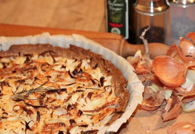 Tarte légère à l'oignon, au romarin et au piment d'Espelette