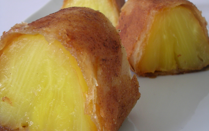 Ananas rôti en croûte croustillante accompagné d'une crème au citron vert