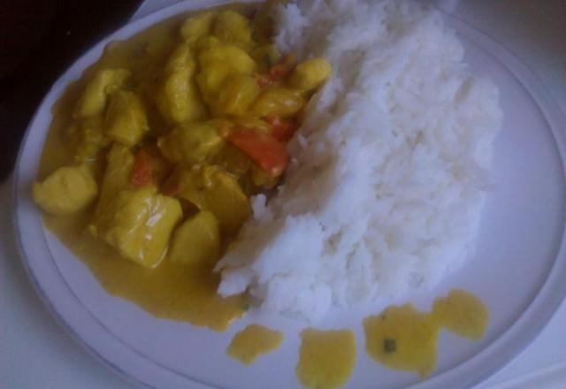 Poulet au curry et à la mangue accompagné de son riz