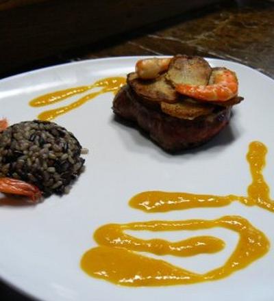 Filet de bœuf aux crevettes, sauce papaye et gingembre, pomme dorée