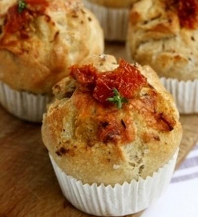 Muffins-Pizza aux tomates séchées, mozzarella et pesto