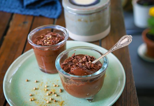 Crèmes dessert au chocolat et coriandre