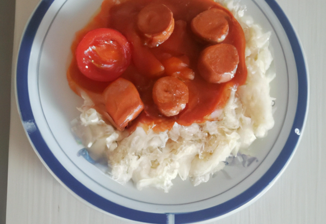 Riz à la sauce tomate avec des petits saucisses apéritifs