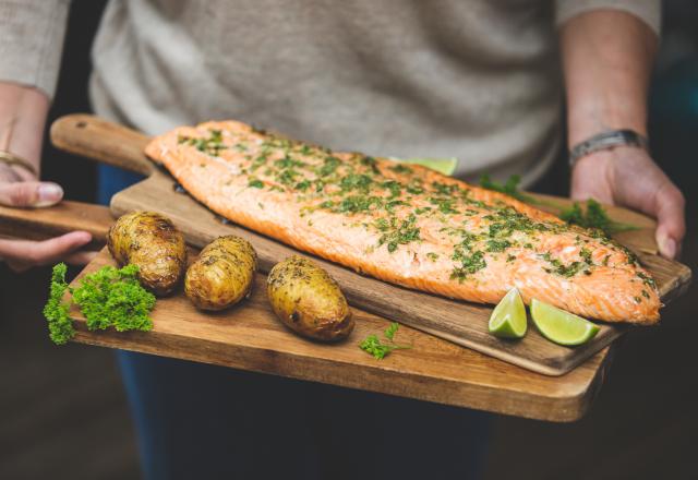 Saumon sur planche de cèdre et ses pommes de terre à la Suédoise