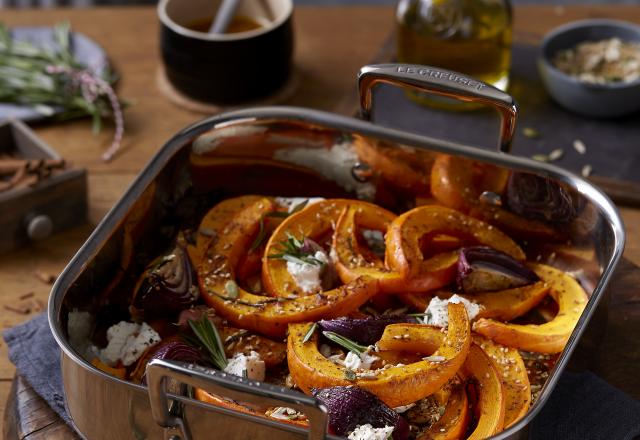 Citrouille rôtie à l’oignon rouge, au caillé de chèvre et aux graines grillées