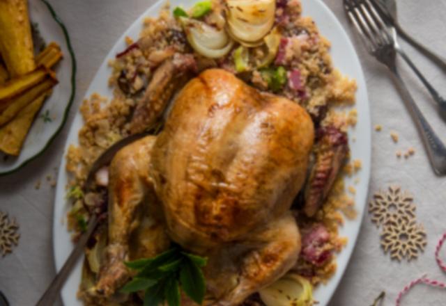 Poulet rôti avec canneberge, bacon et quinoa de marrons et légumes