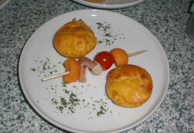 Cake au parmesan et sa brochette colorée