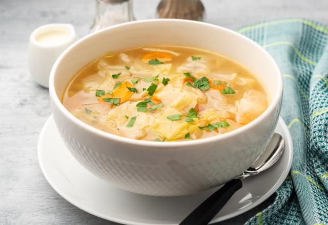 Idéale pour réchauffer votre hiver : voici notre recette pour une savoureuse soupe au chou !