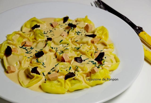 Tortelloni à la mousse de foie de canard, ail noir et spiruline