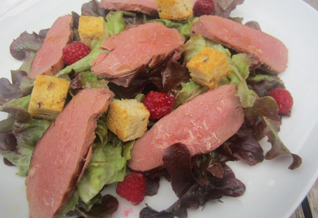 Salade d'été au magret et aux framboises