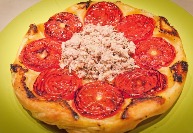 Tatin de tomates et de thon aux herbes