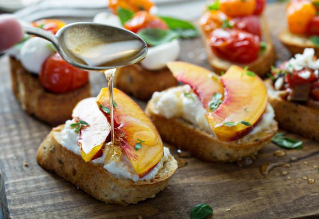 Duo de crostini : ricotta nectarine et ricotta tomates confites