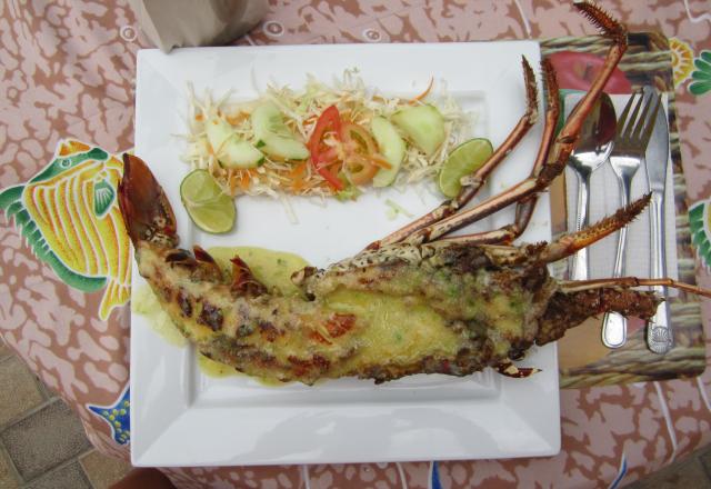 Langouste grillée au four au beurre d'ail et au citron vert