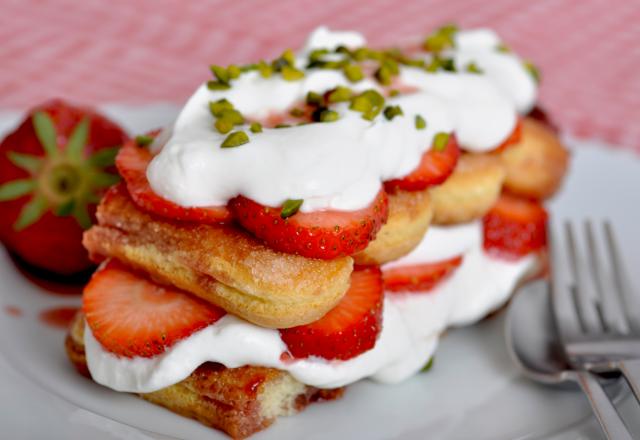 “Pas de mascarpone dans cette recette” : cette diététicienne partage son tiramisu fraises pistaches moins gras et moins sucré