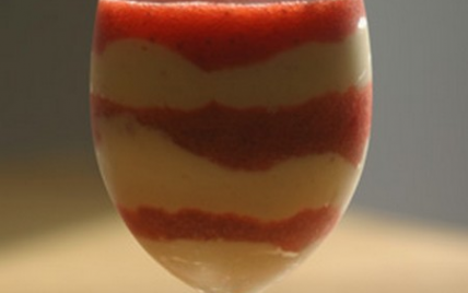 Mousse fondante d"asperges de Blaye à la vanille, marbrée à la fraise du Périgord