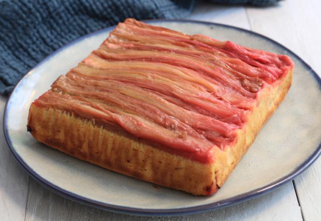 Joli gâteau renversé à la rhubarbe