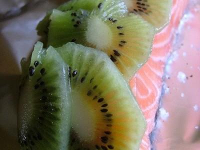 Papillote de saumon frais aux écailles de kiwi