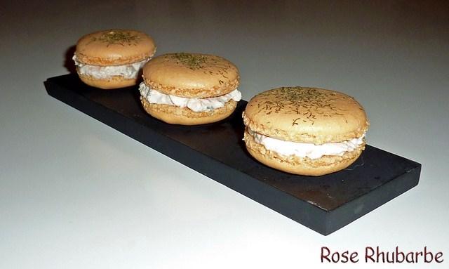 Macarons au saumon, crème de raifort à l'aneth