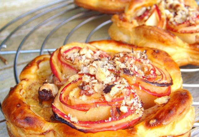 Tartelettes aux pétales de pommes, cannelle et noisettes